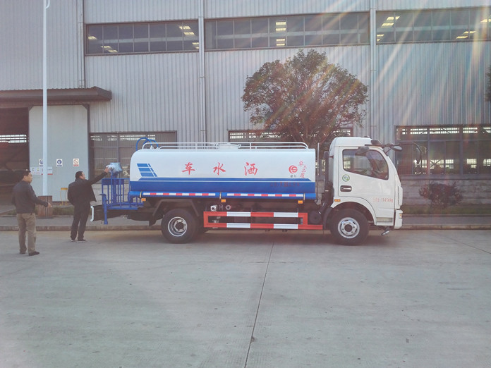东风多利卡8吨洒水车